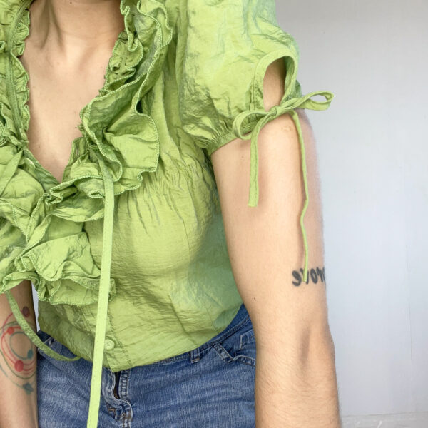 camisa con volados SALE - Imagen 3