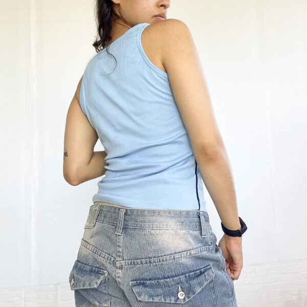 Musculosita celeste con bordado SALE - Imagen 5