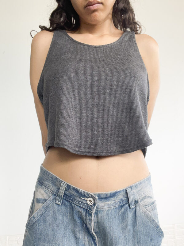 musculosita crop gris SALE - Imagen 3