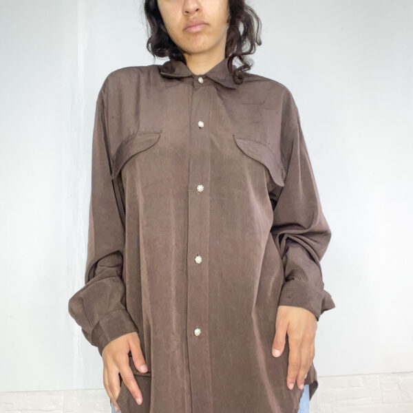 camisa oversized marrón - Imagen 2