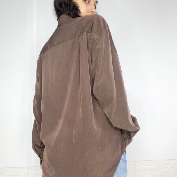 camisa oversized marrón - Imagen 7