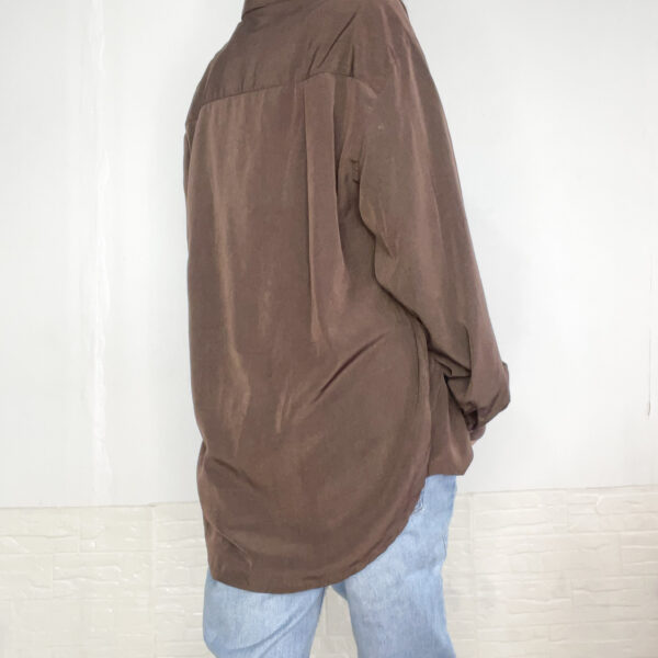 camisa oversized marrón - Imagen 8