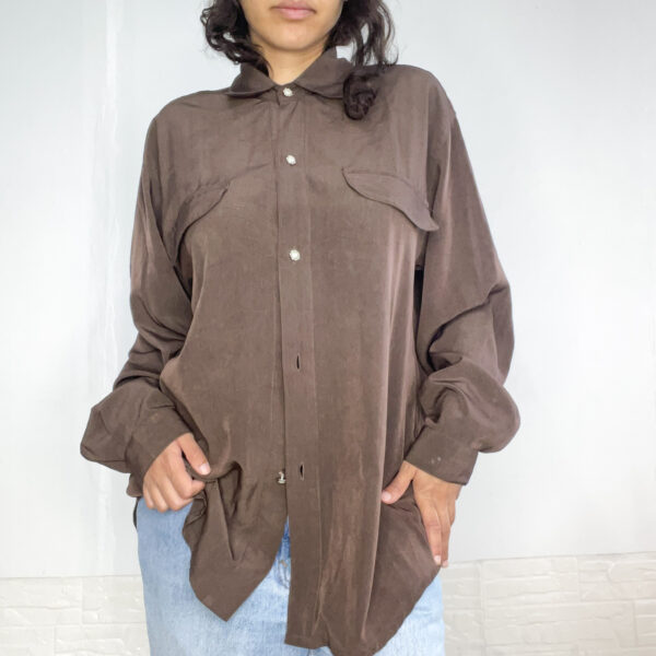 camisa oversized marrón - Imagen 10
