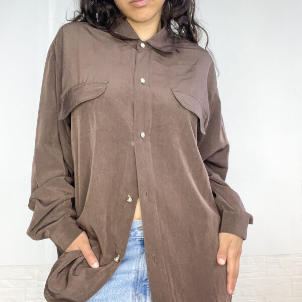 camisa oversized marrón - Imagen 13