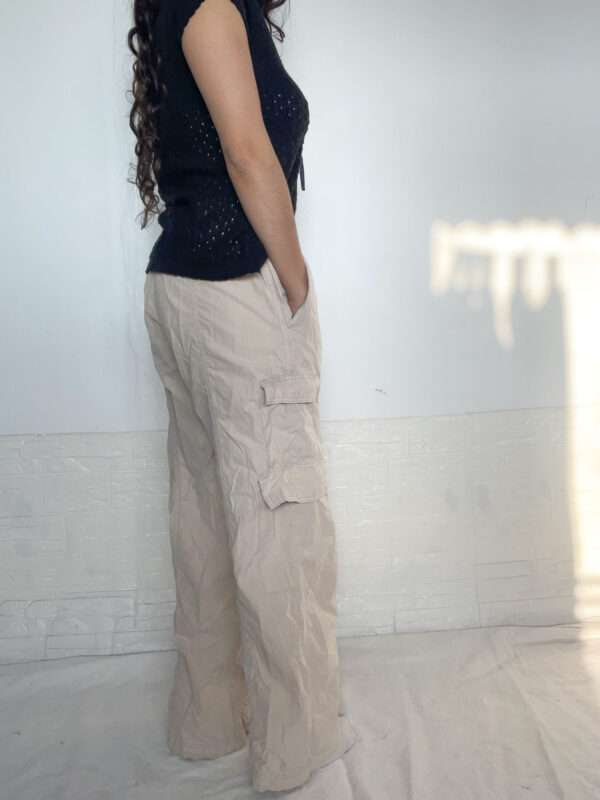 Pantalon beige cargo - Imagen 5