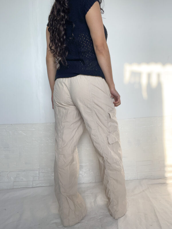 Pantalon beige cargo - Imagen 6