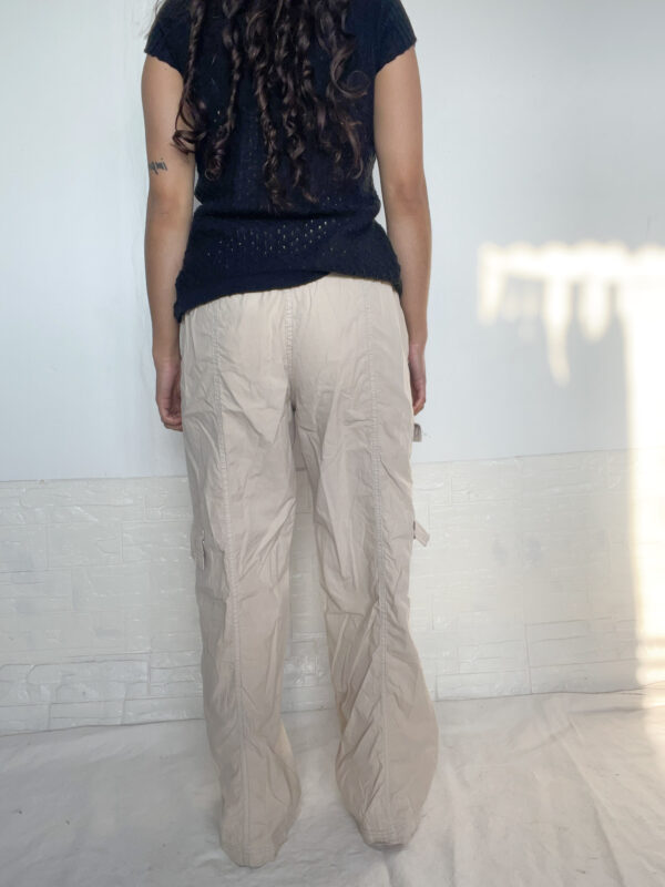 Pantalon beige cargo - Imagen 7