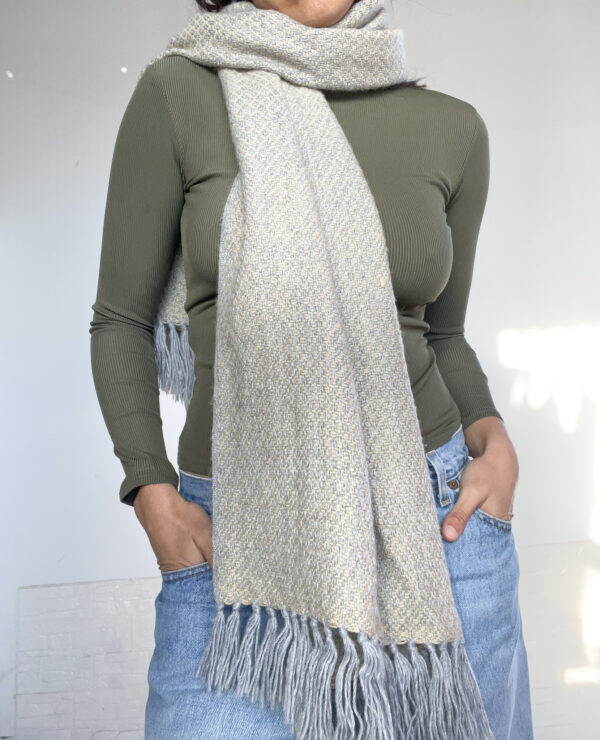 bufanda gris - Imagen 3