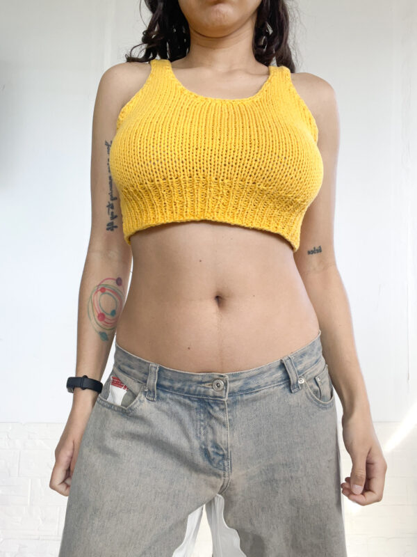 top tejido amarillo reworked - Imagen 6