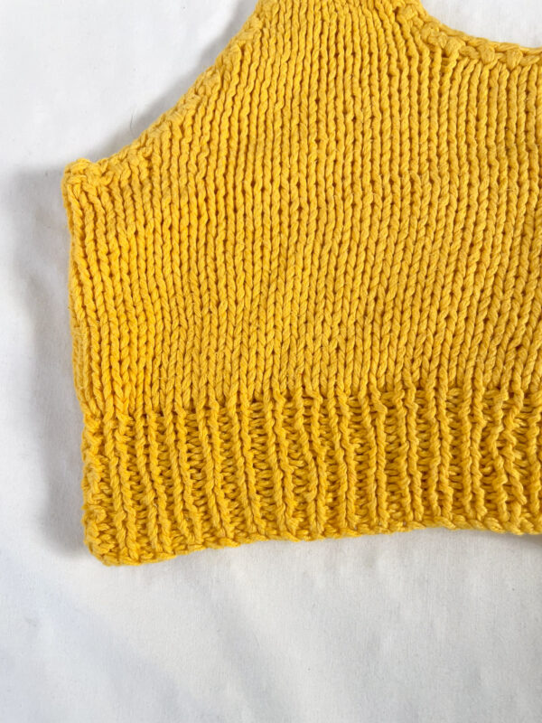 top tejido amarillo reworked - Imagen 9
