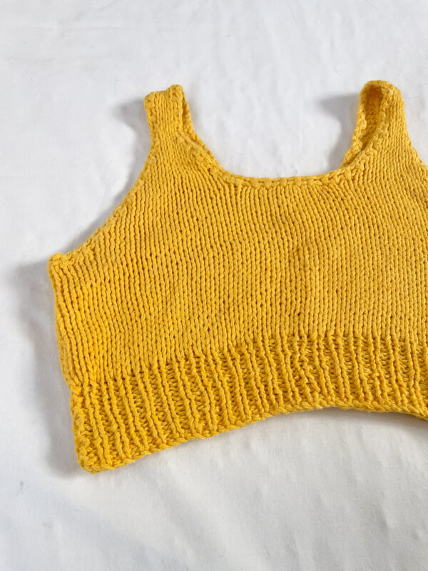 top tejido amarillo reworked - Imagen 10