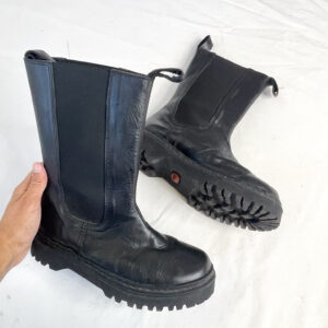 botas de cuero negro